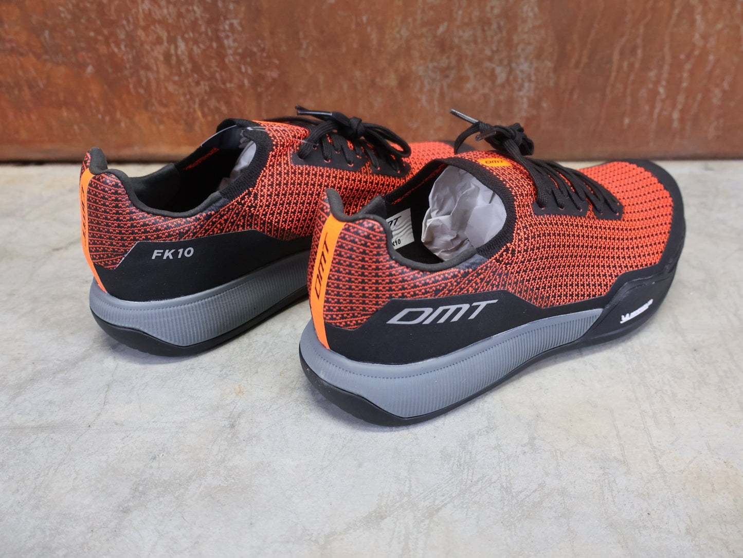 MTB - Herrenschuhe von Dmt, DMT FK10 MOUNTAINBIKESCHUH / KORAL / SCHWARZ / UNISEX vor USEDBIKES - OB.DE Hintergrund