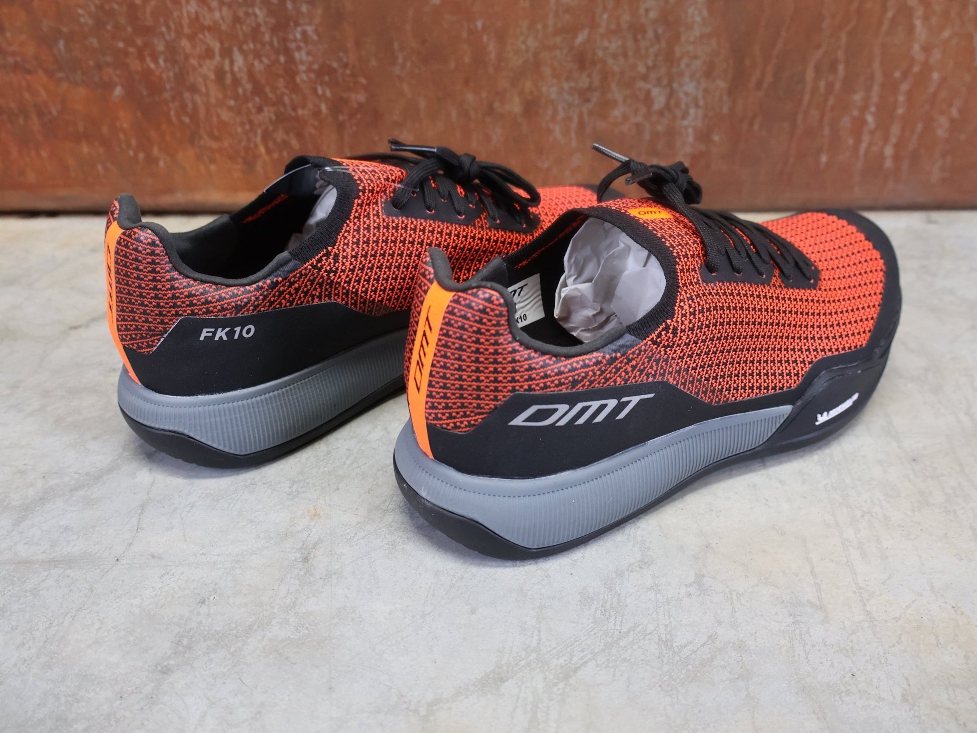 MTB - Herrenschuhe von Dmt, DMT FK10 MOUNTAINBIKESCHUH / KORAL / SCHWARZ / UNISEX vor USEDBIKES - OB.DE Hintergrund