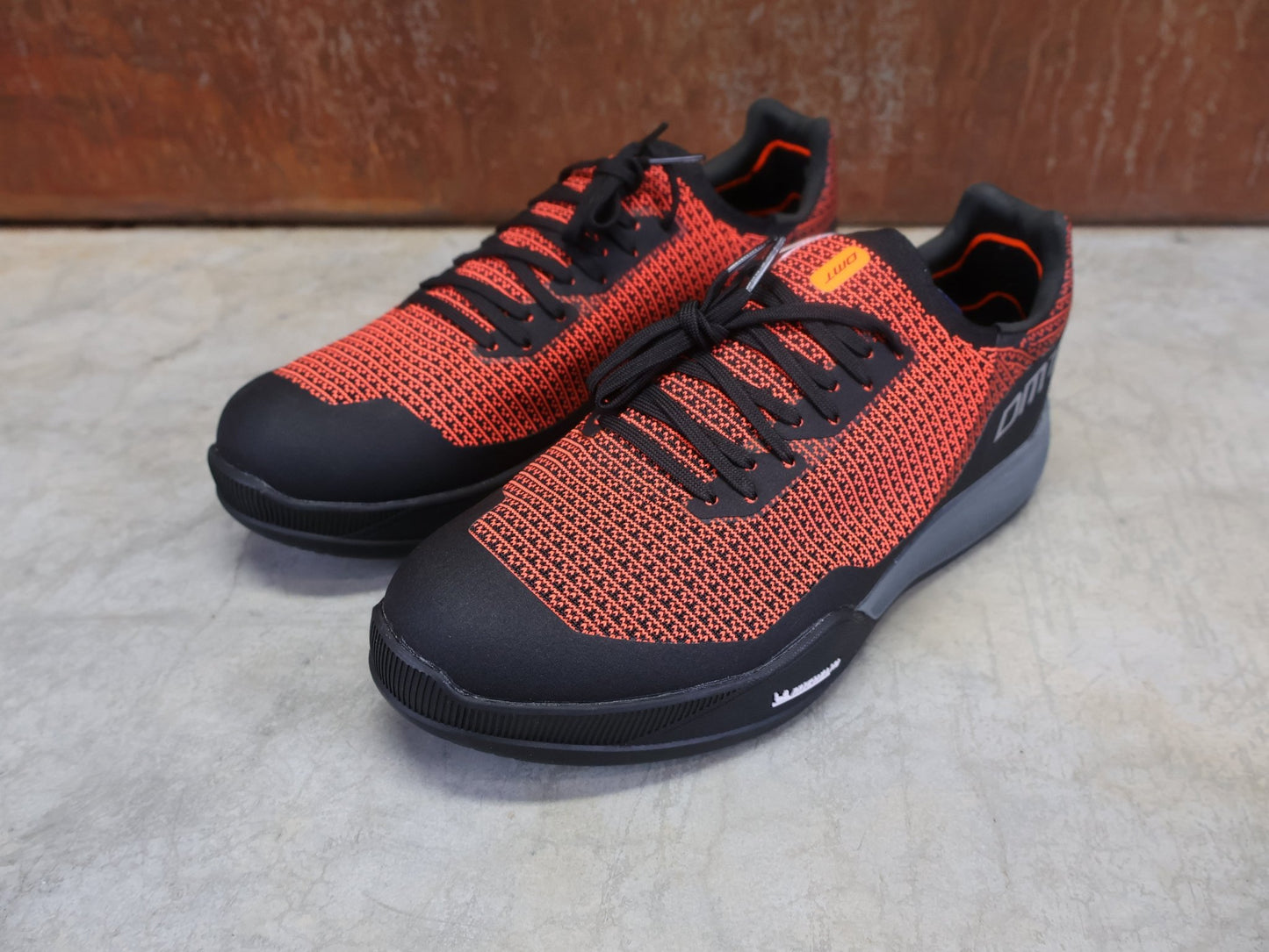 MTB - Herrenschuhe von Dmt, DMT FK10 MOUNTAINBIKESCHUH / KORAL / SCHWARZ / UNISEX vor USEDBIKES - OB.DE Hintergrund