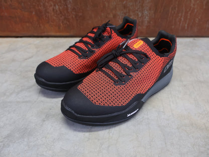 MTB - Herrenschuhe von Dmt, DMT FK10 MOUNTAINBIKESCHUH / KORAL / SCHWARZ / UNISEX vor USEDBIKES - OB.DE Hintergrund