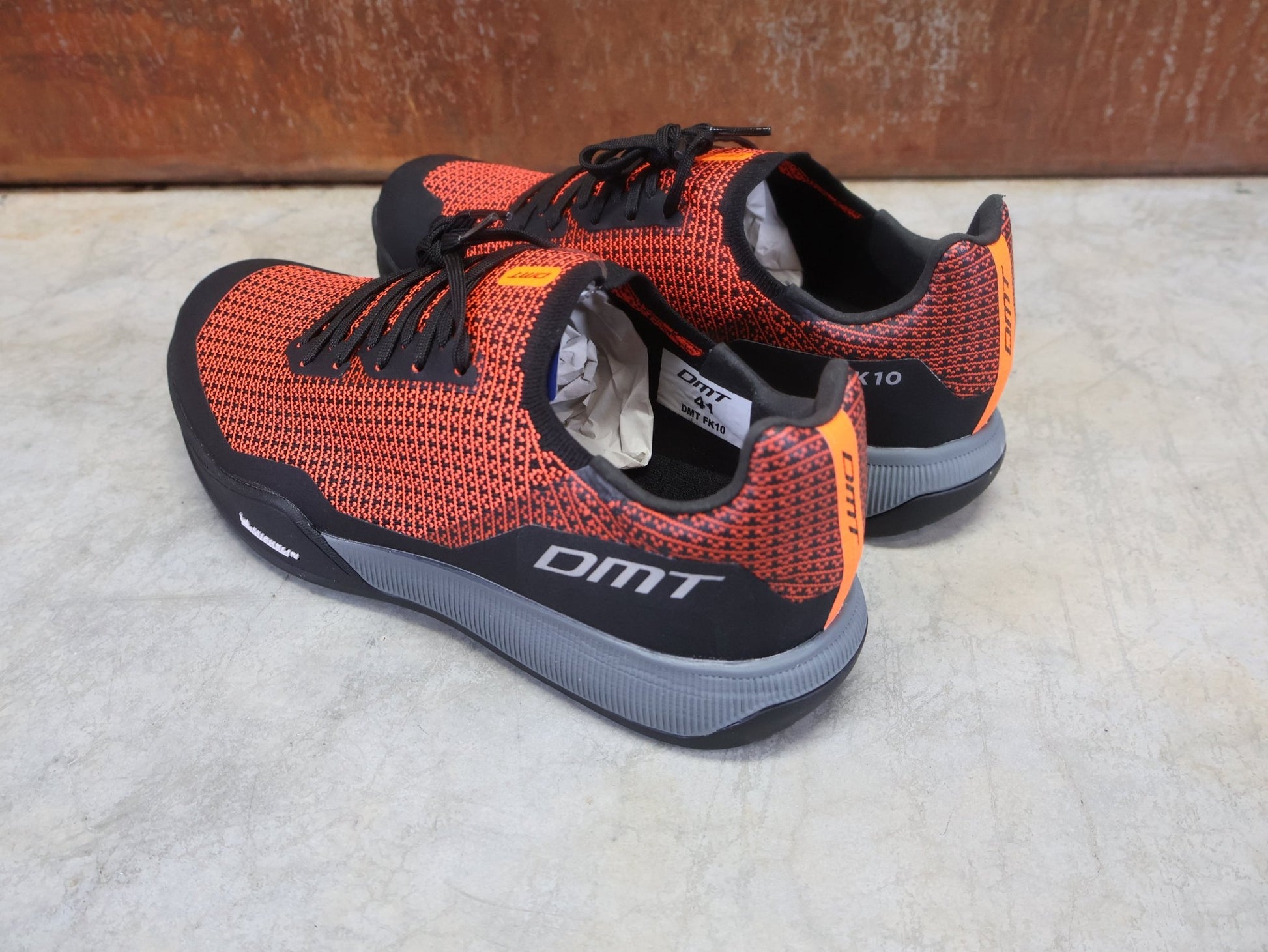 MTB - Herrenschuhe von Dmt, DMT FK10 MOUNTAINBIKESCHUH / KORAL / SCHWARZ / UNISEX vor USEDBIKES - OB.DE Hintergrund