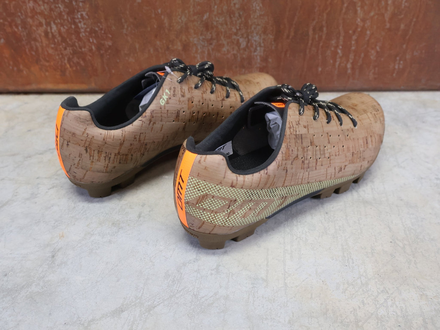 MTB - Herrenschuhe von Dmt, DMT GK1 GRAVEL MOUNTAINBIKESCHUH / CORK SUGHERO / UNISEX vor USEDBIKES - OB.DE Hintergrund