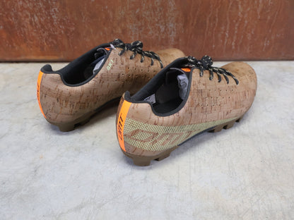 MTB - Herrenschuhe von Dmt, DMT GK1 GRAVEL MOUNTAINBIKESCHUH / CORK SUGHERO / UNISEX vor USEDBIKES - OB.DE Hintergrund