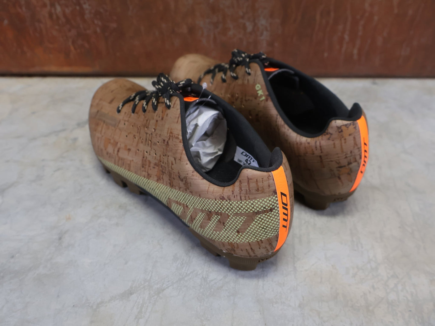 MTB - Herrenschuhe von Dmt, DMT GK1 GRAVEL MOUNTAINBIKESCHUH / CORK SUGHERO / UNISEX vor USEDBIKES - OB.DE Hintergrund