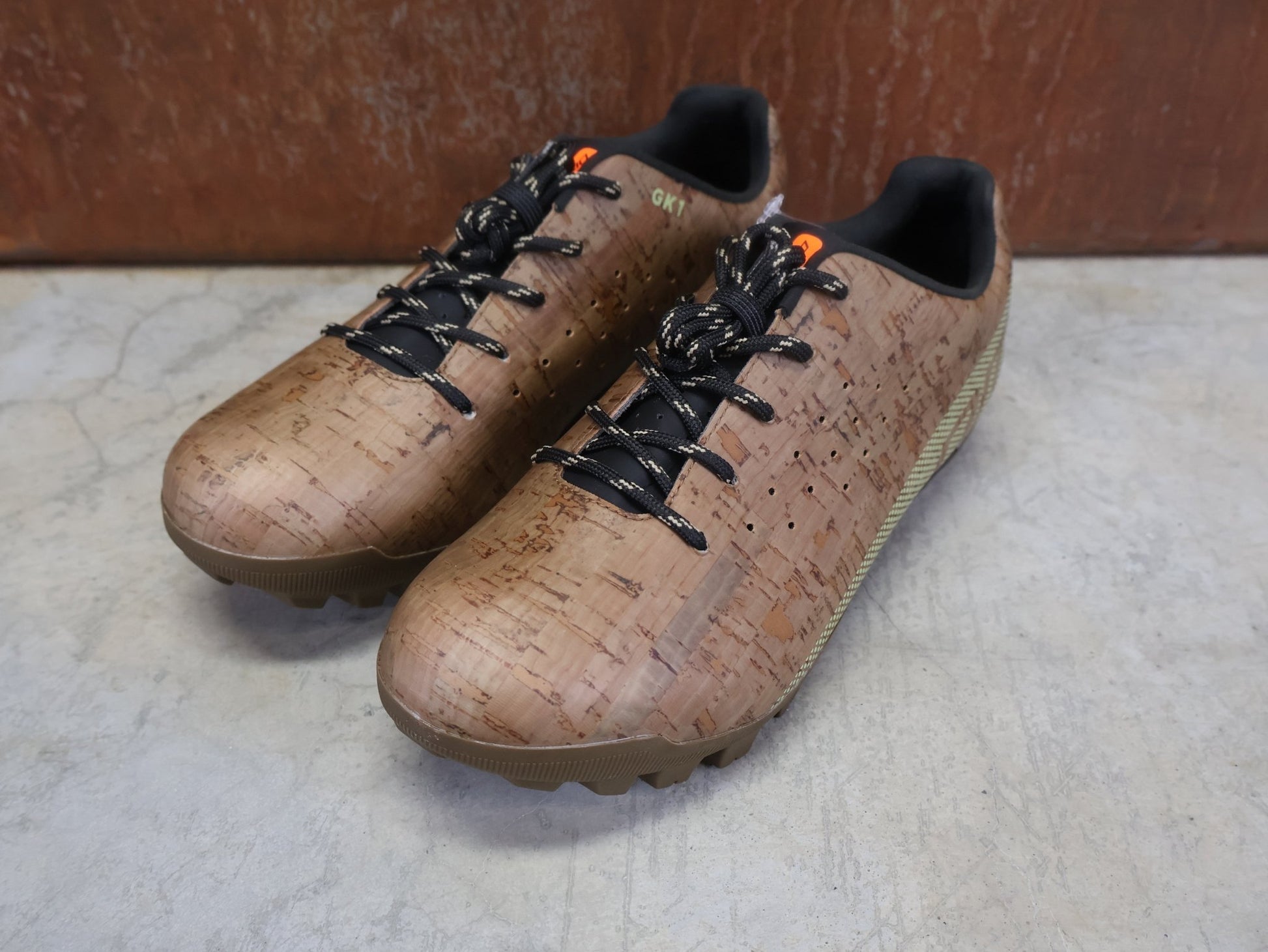 MTB - Herrenschuhe von Dmt, DMT GK1 GRAVEL MOUNTAINBIKESCHUH / CORK SUGHERO / UNISEX vor USEDBIKES - OB.DE Hintergrund