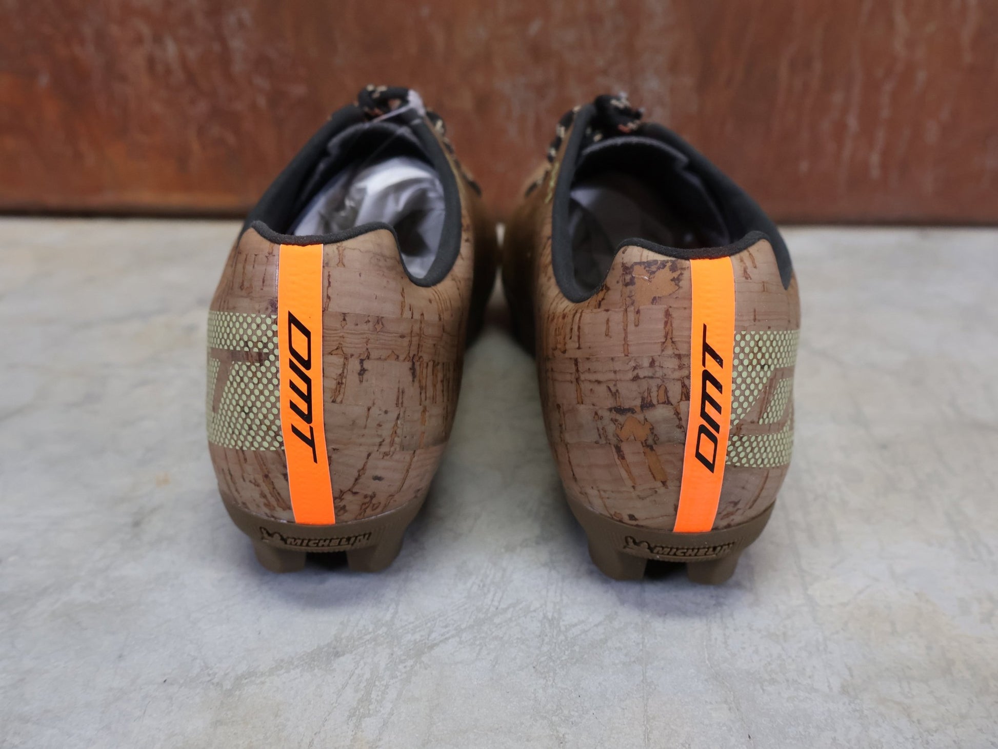 MTB - Herrenschuhe von Dmt, DMT GK1 GRAVEL MOUNTAINBIKESCHUH / CORK SUGHERO / UNISEX vor USEDBIKES - OB.DE Hintergrund