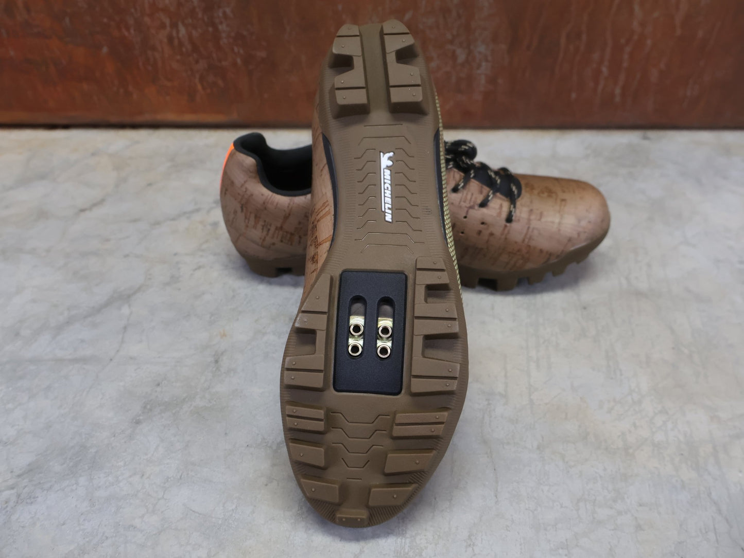 MTB - Herrenschuhe von Dmt, DMT GK1 GRAVEL MOUNTAINBIKESCHUH / CORK SUGHERO / UNISEX vor USEDBIKES - OB.DE Hintergrund