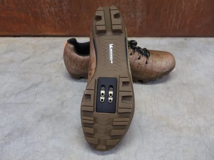 MTB - Herrenschuhe von Dmt, DMT GK1 GRAVEL MOUNTAINBIKESCHUH / CORK SUGHERO / UNISEX vor USEDBIKES - OB.DE Hintergrund