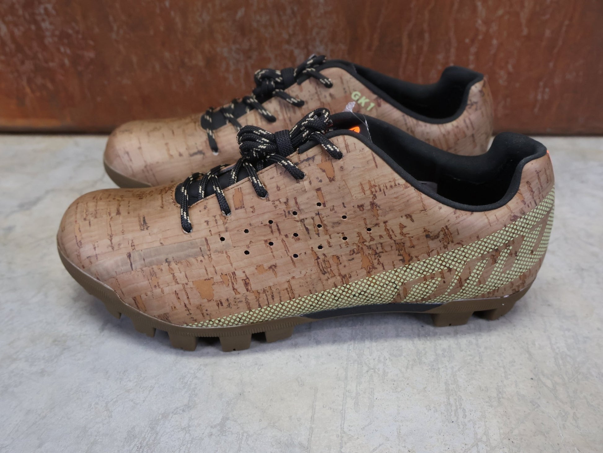 MTB - Herrenschuhe von Dmt, DMT GK1 GRAVEL MOUNTAINBIKESCHUH / CORK SUGHERO / UNISEX vor USEDBIKES - OB.DE Hintergrund