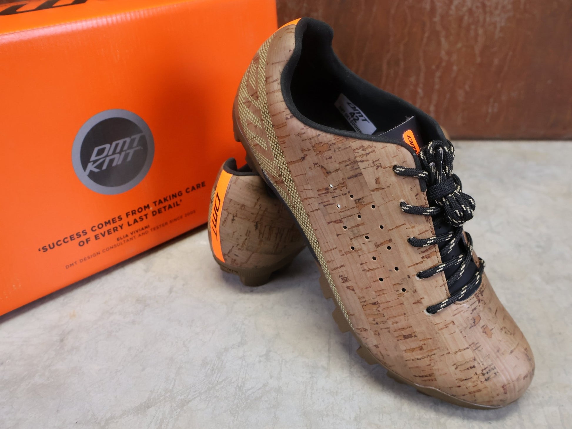 MTB - Herrenschuhe von Dmt, DMT GK1 GRAVEL MOUNTAINBIKESCHUH / CORK SUGHERO / UNISEX vor USEDBIKES - OB.DE Hintergrund