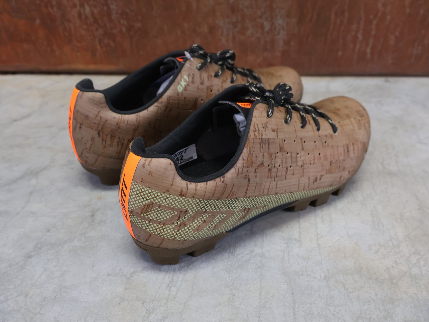 MTB - Herrenschuhe von Dmt, DMT GK1 GRAVEL MOUNTAINBIKESCHUH / CORK SUGHERO / UNISEX vor USEDBIKES - OB.DE Hintergrund