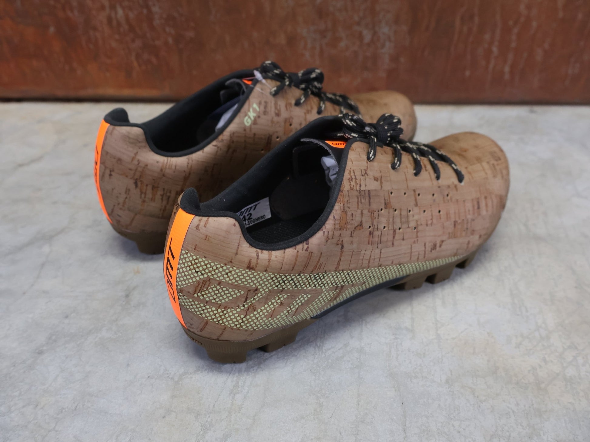 MTB - Herrenschuhe von Dmt, DMT GK1 GRAVEL MOUNTAINBIKESCHUH / CORK SUGHERO / UNISEX vor USEDBIKES - OB.DE Hintergrund