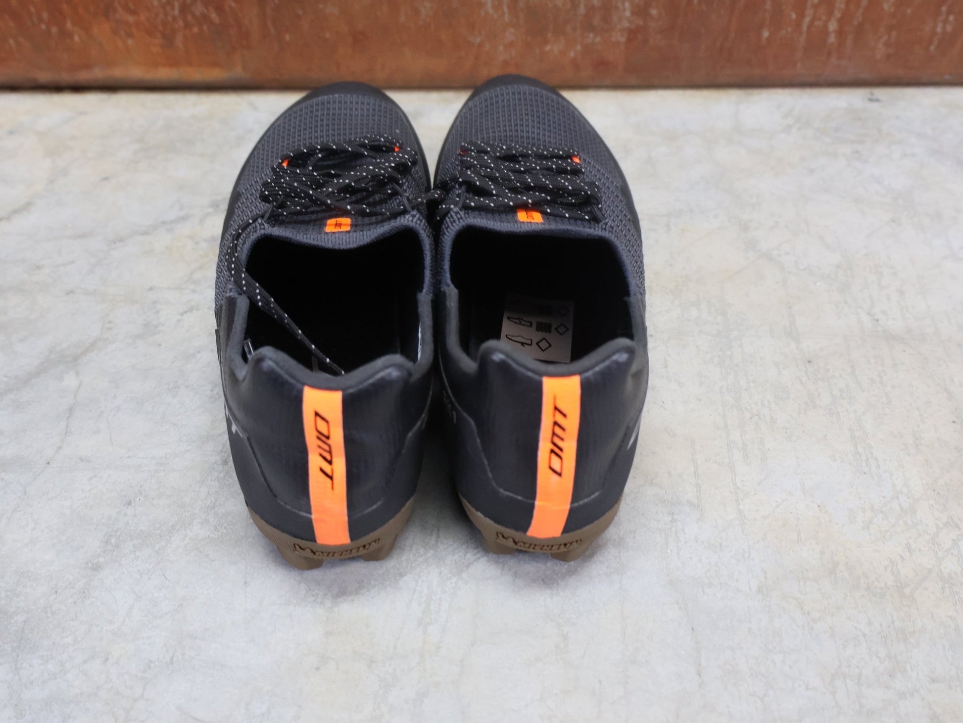 MTB - Herrenschuhe von Dmt, DMT GK1 GRAVEL MOUNTAINBIKESCHUH / SCHWARZ / ANTHRAZIT / UNISEX vor USEDBIKES - OB.DE Hintergrund