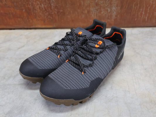 MTB - Herrenschuhe von Dmt, DMT GK1 GRAVEL MOUNTAINBIKESCHUH / SCHWARZ / ANTHRAZIT / UNISEX vor USEDBIKES - OB.DE Hintergrund