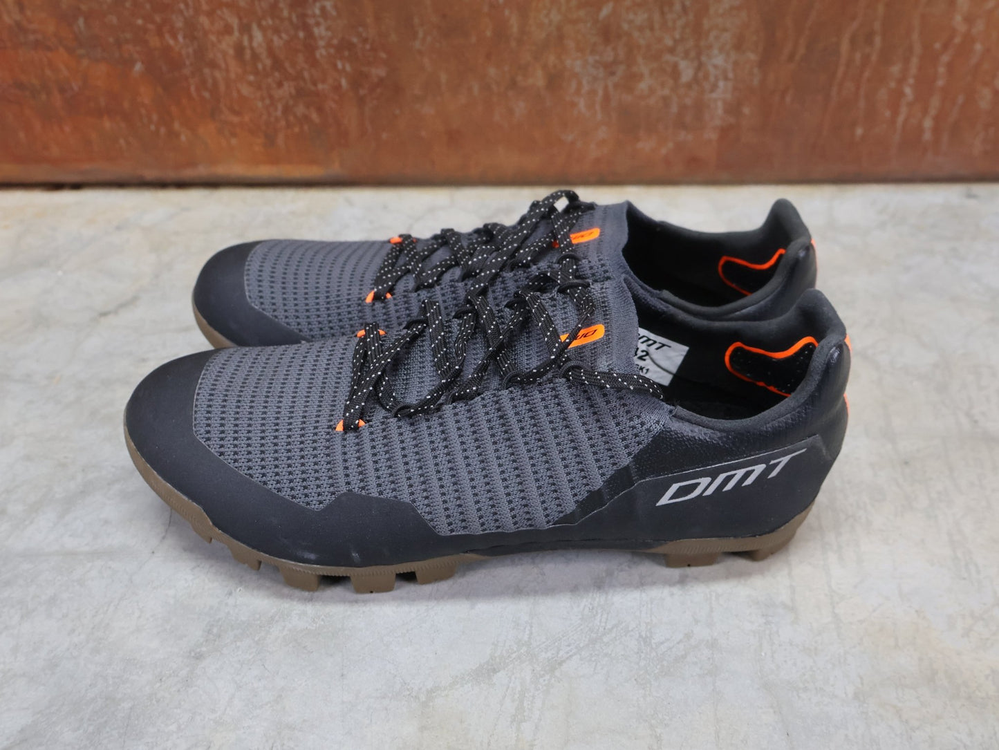 MTB - Herrenschuhe von Dmt, DMT GK1 GRAVEL MOUNTAINBIKESCHUH / SCHWARZ / ANTHRAZIT / UNISEX vor USEDBIKES - OB.DE Hintergrund