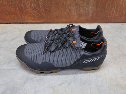 MTB - Herrenschuhe von Dmt, DMT GK1 GRAVEL MOUNTAINBIKESCHUH / SCHWARZ / ANTHRAZIT / UNISEX vor USEDBIKES - OB.DE Hintergrund