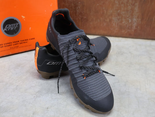 MTB - Herrenschuhe von Dmt, DMT GK1 GRAVEL MOUNTAINBIKESCHUH / SCHWARZ / ANTHRAZIT / UNISEX vor USEDBIKES - OB.DE Hintergrund