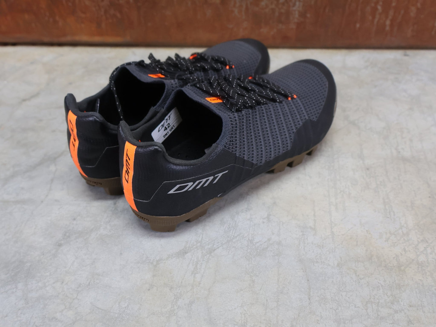 MTB - Herrenschuhe von Dmt, DMT GK1 GRAVEL MOUNTAINBIKESCHUH / SCHWARZ / ANTHRAZIT / UNISEX vor USEDBIKES - OB.DE Hintergrund