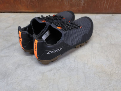 MTB - Herrenschuhe von Dmt, DMT GK1 GRAVEL MOUNTAINBIKESCHUH / SCHWARZ / ANTHRAZIT / UNISEX vor USEDBIKES - OB.DE Hintergrund