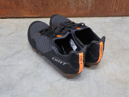 MTB - Herrenschuhe von Dmt, DMT GK1 GRAVEL MOUNTAINBIKESCHUH / SCHWARZ / ANTHRAZIT / UNISEX vor USEDBIKES - OB.DE Hintergrund