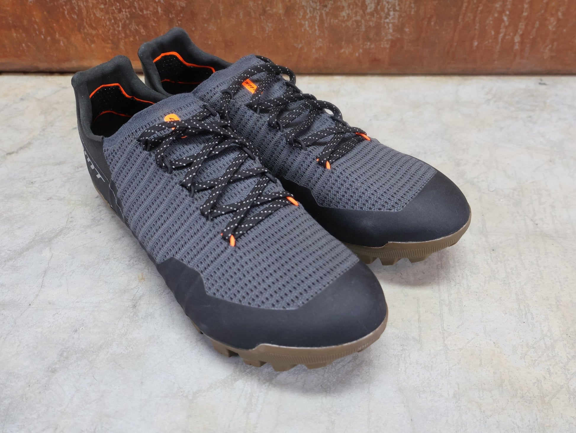 MTB - Herrenschuhe von Dmt, DMT GK1 GRAVEL MOUNTAINBIKESCHUH / SCHWARZ / ANTHRAZIT / UNISEX vor USEDBIKES - OB.DE Hintergrund