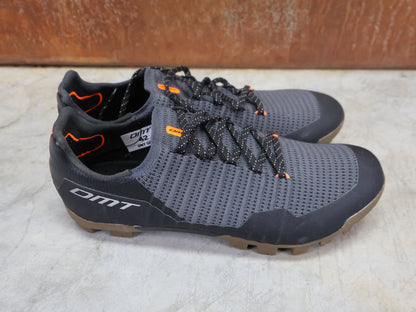 MTB - Herrenschuhe von Dmt, DMT GK1 GRAVEL MOUNTAINBIKESCHUH / SCHWARZ / ANTHRAZIT / UNISEX vor USEDBIKES - OB.DE Hintergrund