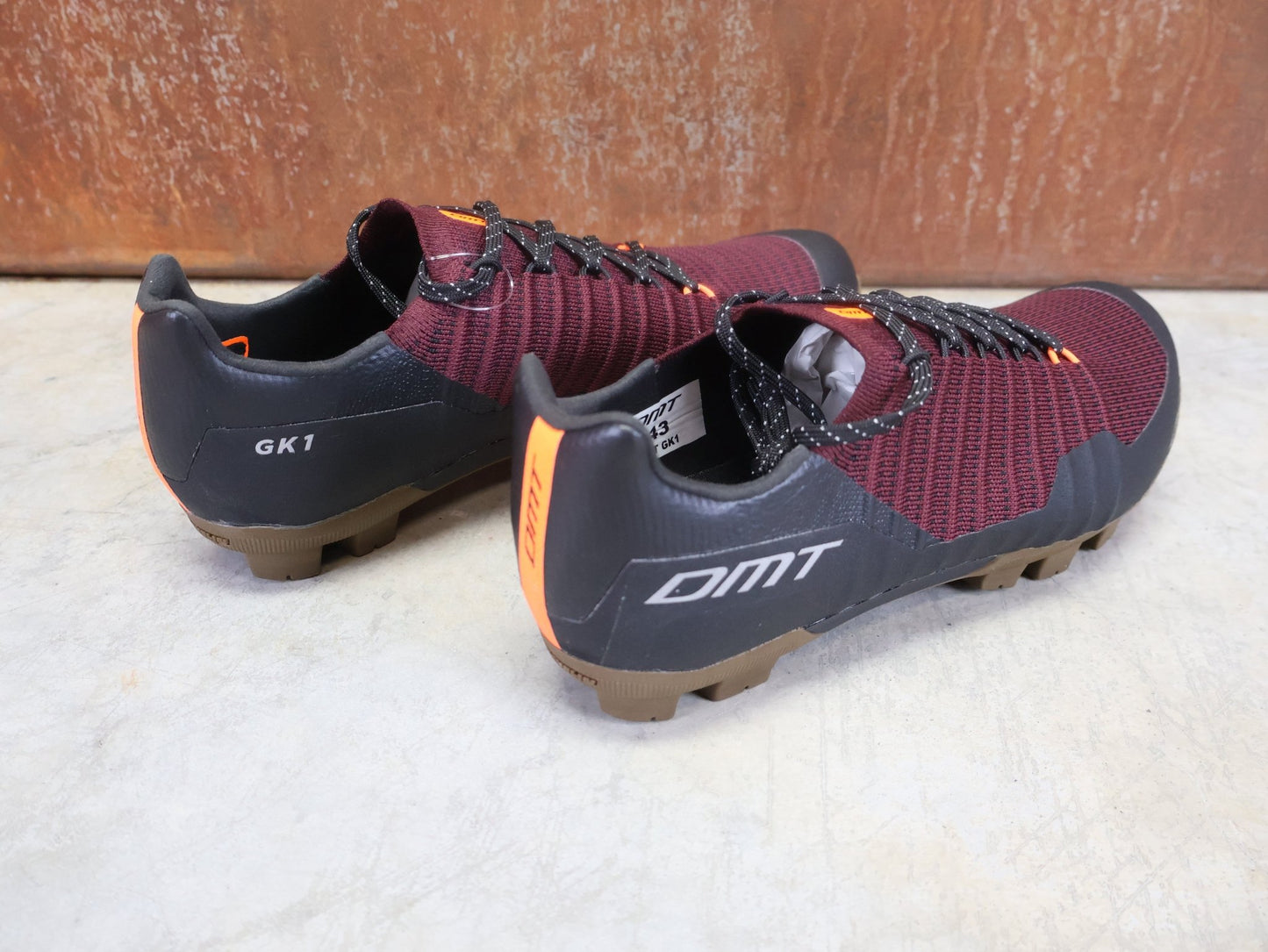 MTB - Herrenschuhe von Dmt, DMT GK1 GRAVEL MOUNTAINBIKESCHUH / SCHWARZ / BORDEAUX / UNISEX vor USEDBIKES - OB.DE Hintergrund