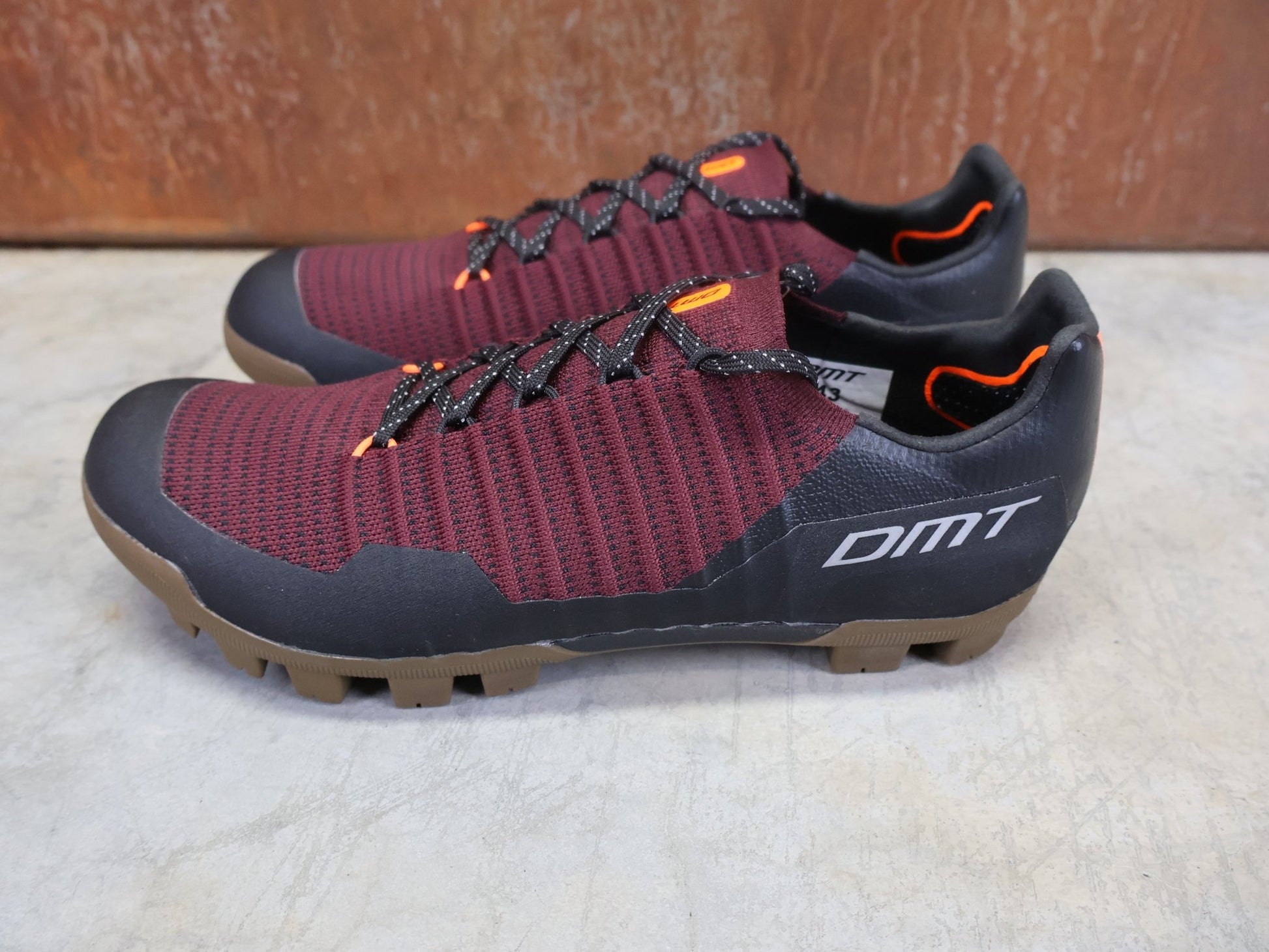 MTB - Herrenschuhe von Dmt, DMT GK1 GRAVEL MOUNTAINBIKESCHUH / SCHWARZ / BORDEAUX / UNISEX vor USEDBIKES - OB.DE Hintergrund