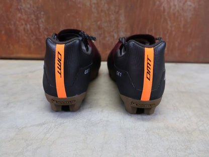 MTB - Herrenschuhe von Dmt, DMT GK1 GRAVEL MOUNTAINBIKESCHUH / SCHWARZ / BORDEAUX / UNISEX vor USEDBIKES - OB.DE Hintergrund