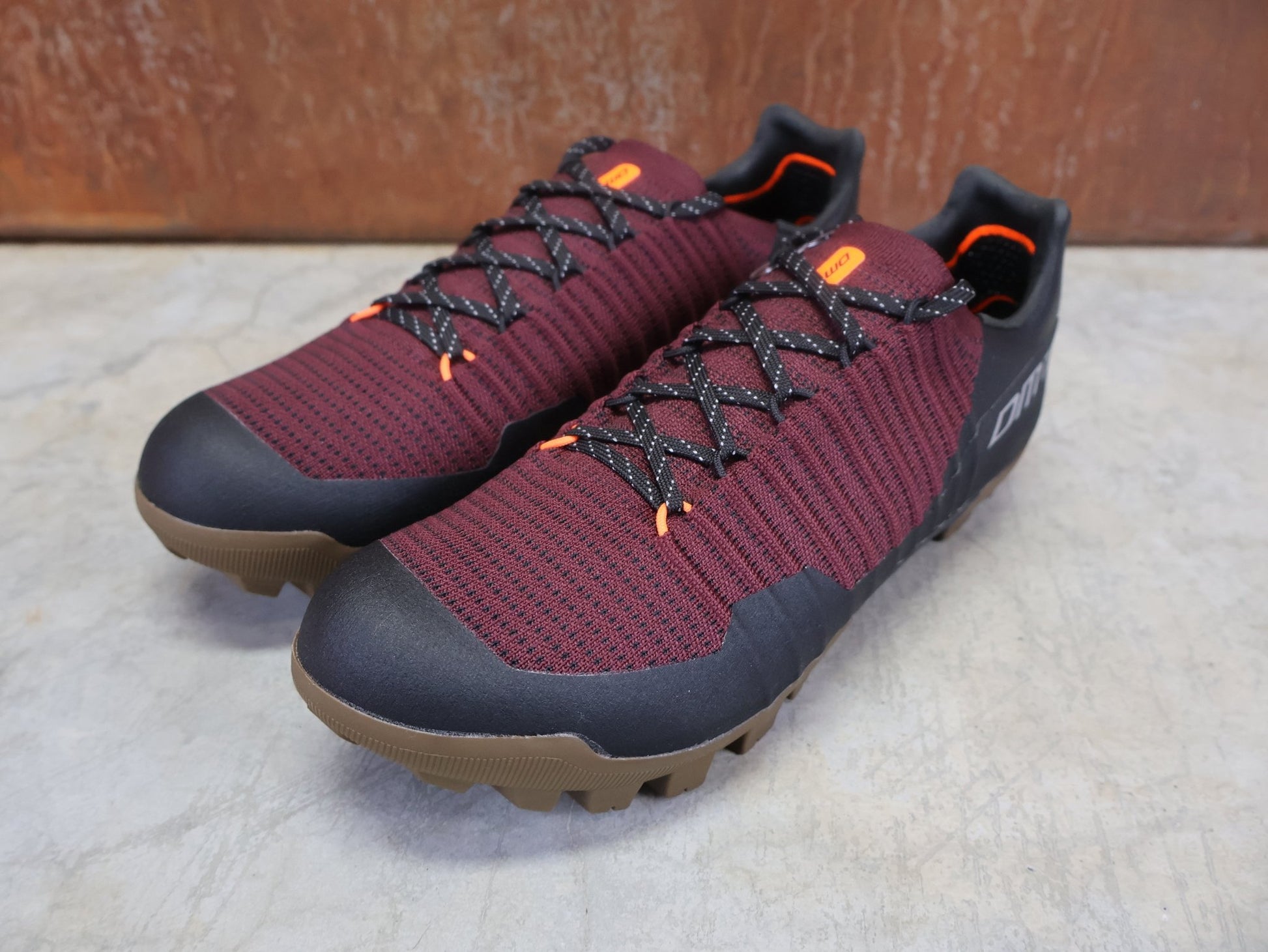 MTB - Herrenschuhe von Dmt, DMT GK1 GRAVEL MOUNTAINBIKESCHUH / SCHWARZ / BORDEAUX / UNISEX vor USEDBIKES - OB.DE Hintergrund