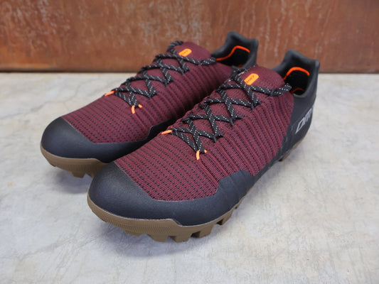 MTB - Herrenschuhe von Dmt, DMT GK1 GRAVEL MOUNTAINBIKESCHUH / SCHWARZ / BORDEAUX / UNISEX vor USEDBIKES - OB.DE Hintergrund