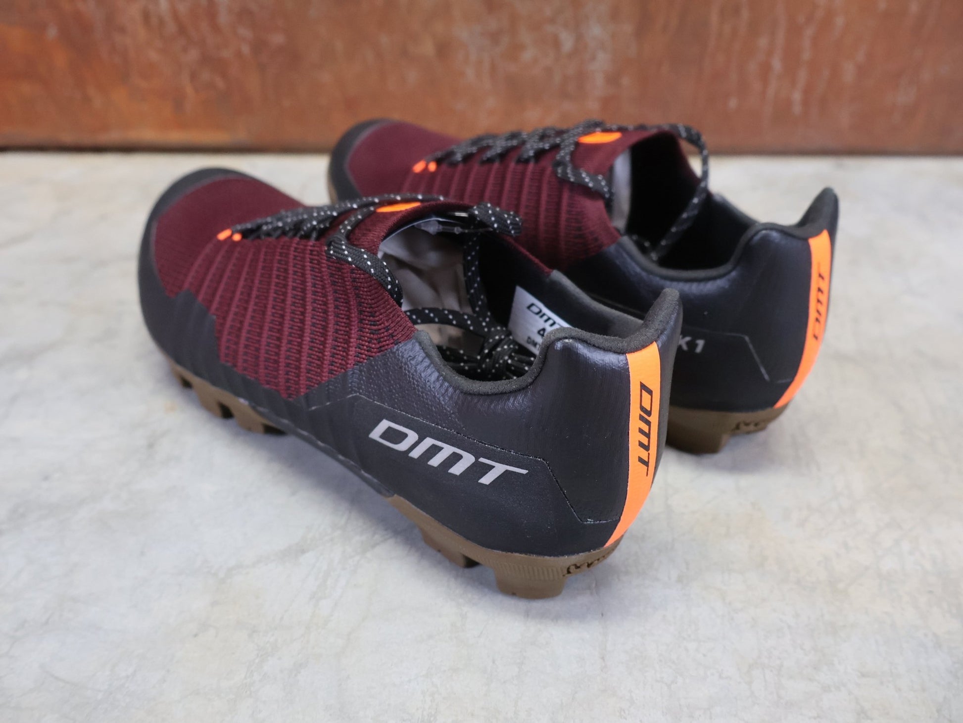 MTB - Herrenschuhe von Dmt, DMT GK1 GRAVEL MOUNTAINBIKESCHUH / SCHWARZ / BORDEAUX / UNISEX vor USEDBIKES - OB.DE Hintergrund