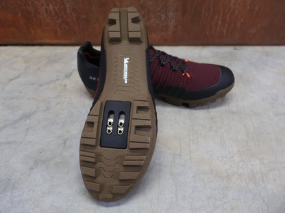 MTB - Herrenschuhe von Dmt, DMT GK1 GRAVEL MOUNTAINBIKESCHUH / SCHWARZ / BORDEAUX / UNISEX vor USEDBIKES - OB.DE Hintergrund