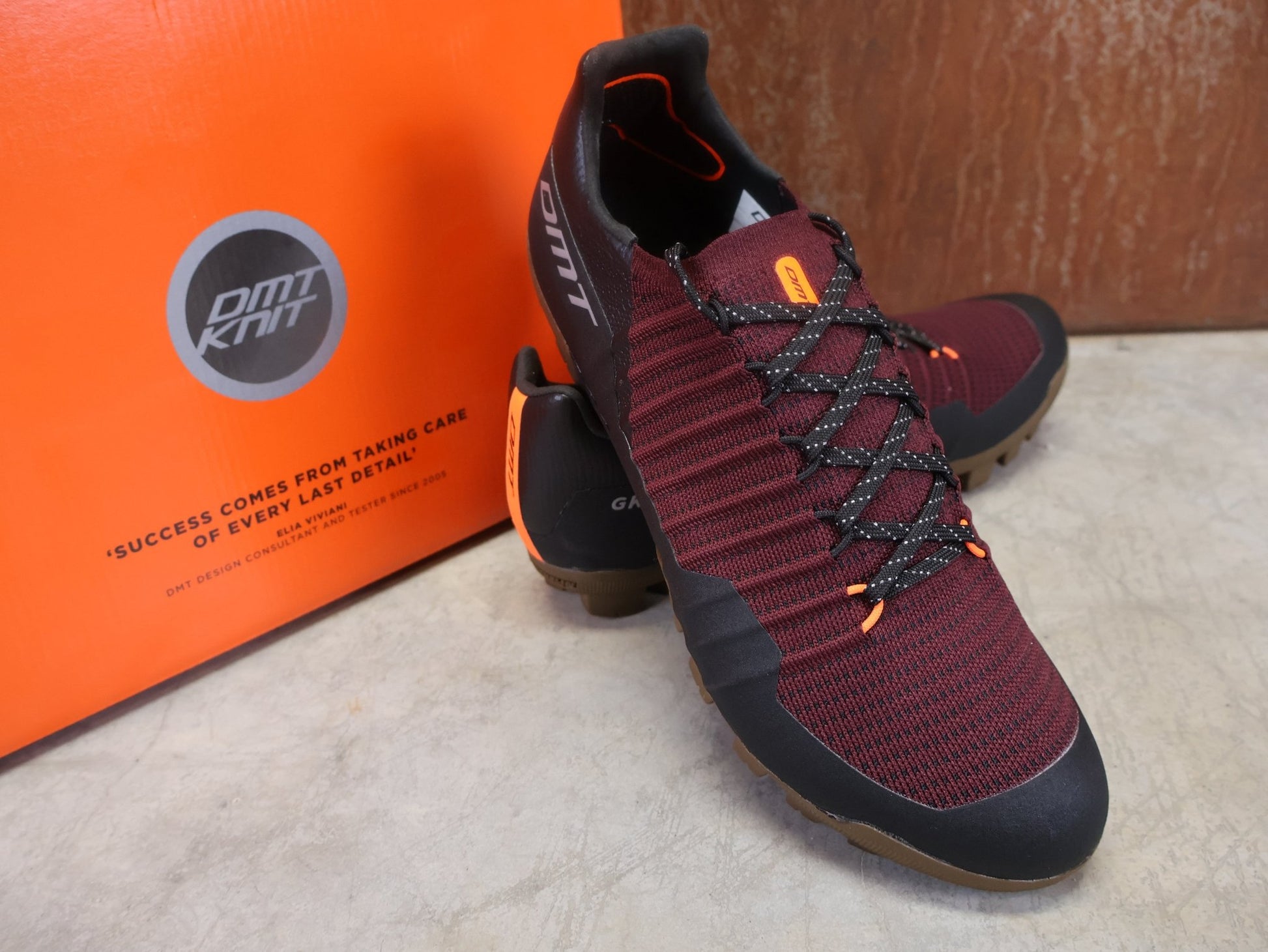 MTB - Herrenschuhe von Dmt, DMT GK1 GRAVEL MOUNTAINBIKESCHUH / SCHWARZ / BORDEAUX / UNISEX vor USEDBIKES - OB.DE Hintergrund