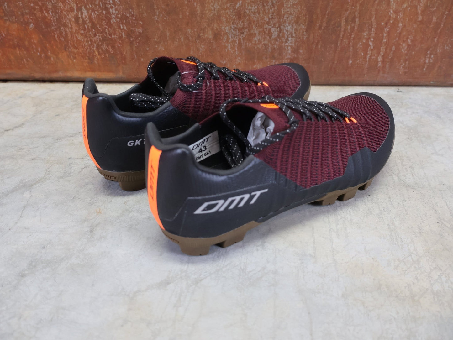MTB - Herrenschuhe von Dmt, DMT GK1 GRAVEL MOUNTAINBIKESCHUH / SCHWARZ / BORDEAUX / UNISEX vor USEDBIKES - OB.DE Hintergrund