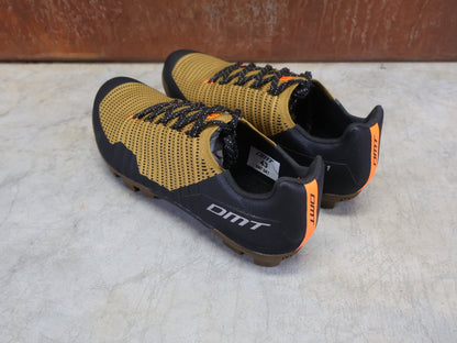 MTB - Herrenschuhe von Dmt, DMT GK1 GRAVEL MOUNTAINBIKESCHUH / SCHWARZ / ORCA / UNISEX vor USEDBIKES - OB.DE Hintergrund