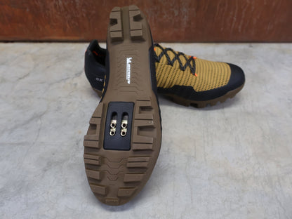 MTB - Herrenschuhe von Dmt, DMT GK1 GRAVEL MOUNTAINBIKESCHUH / SCHWARZ / ORCA / UNISEX vor USEDBIKES - OB.DE Hintergrund