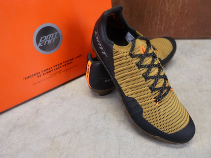 MTB - Herrenschuhe von Dmt, DMT GK1 GRAVEL MOUNTAINBIKESCHUH / SCHWARZ / ORCA / UNISEX vor USEDBIKES - OB.DE Hintergrund