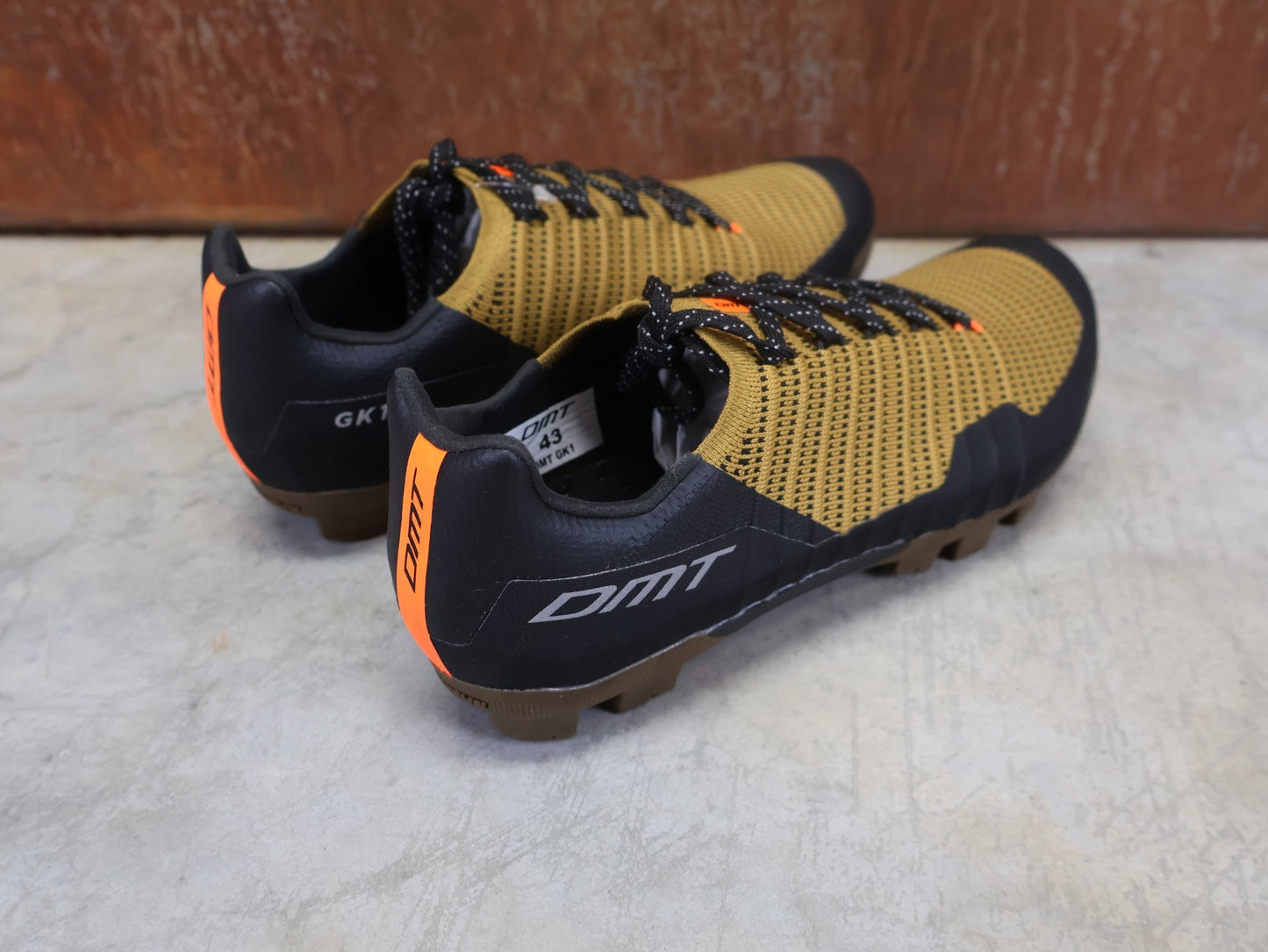 MTB - Herrenschuhe von Dmt, DMT GK1 GRAVEL MOUNTAINBIKESCHUH / SCHWARZ / ORCA / UNISEX vor USEDBIKES - OB.DE Hintergrund