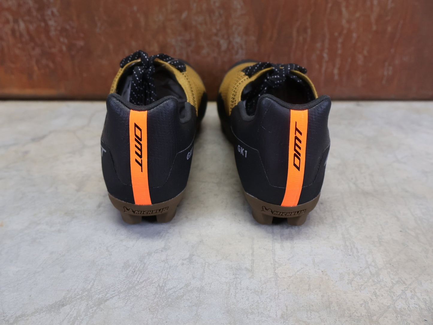 MTB - Herrenschuhe von Dmt, DMT GK1 GRAVEL MOUNTAINBIKESCHUH / SCHWARZ / ORCA / UNISEX vor USEDBIKES - OB.DE Hintergrund