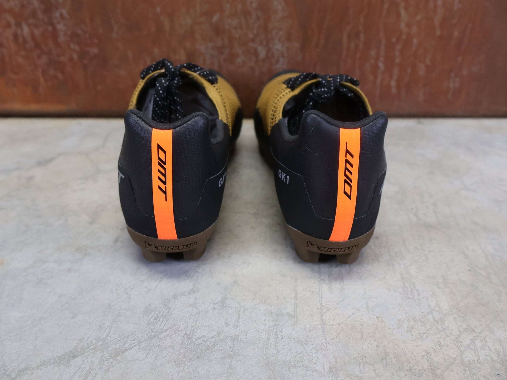 MTB - Herrenschuhe von Dmt, DMT GK1 GRAVEL MOUNTAINBIKESCHUH / SCHWARZ / ORCA / UNISEX vor USEDBIKES - OB.DE Hintergrund