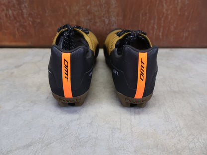 MTB - Herrenschuhe von Dmt, DMT GK1 GRAVEL MOUNTAINBIKESCHUH / SCHWARZ / ORCA / UNISEX vor USEDBIKES - OB.DE Hintergrund