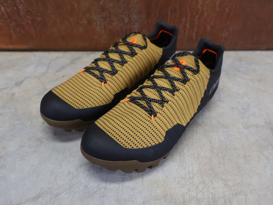 MTB - Herrenschuhe von Dmt, DMT GK1 GRAVEL MOUNTAINBIKESCHUH / SCHWARZ / ORCA / UNISEX vor USEDBIKES - OB.DE Hintergrund