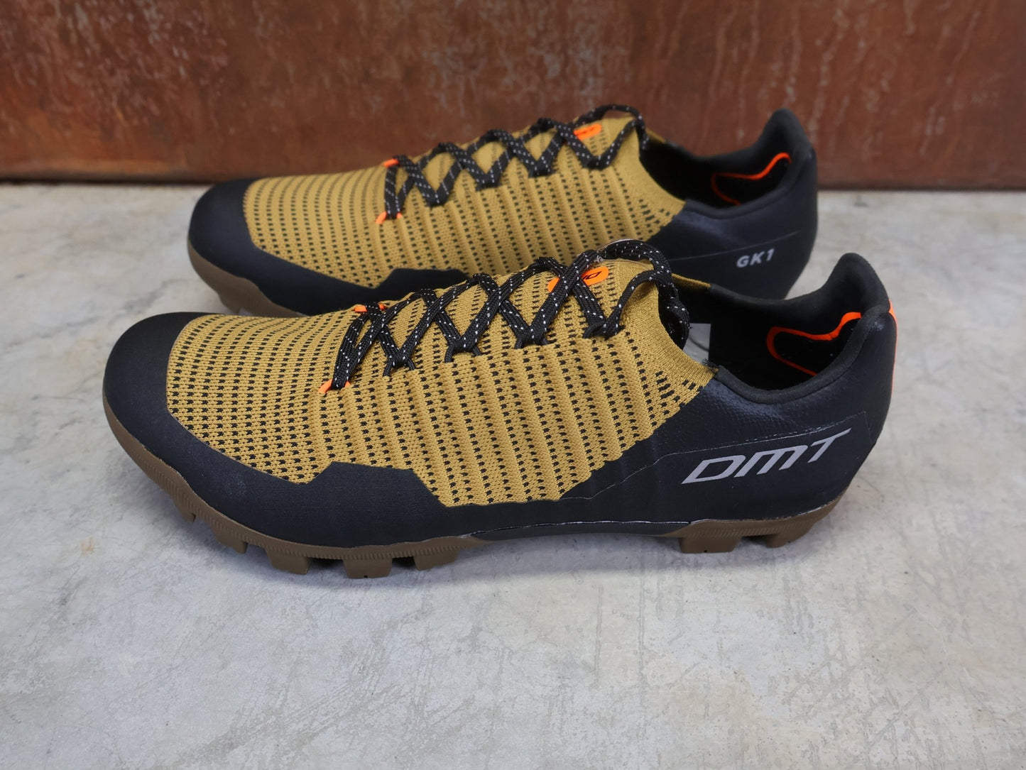 MTB - Herrenschuhe von Dmt, DMT GK1 GRAVEL MOUNTAINBIKESCHUH / SCHWARZ / ORCA / UNISEX vor USEDBIKES - OB.DE Hintergrund
