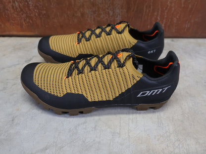 MTB - Herrenschuhe von Dmt, DMT GK1 GRAVEL MOUNTAINBIKESCHUH / SCHWARZ / ORCA / UNISEX vor USEDBIKES - OB.DE Hintergrund
