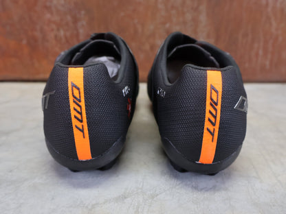 MTB - Herrenschuhe von Dmt, DMT KM0 EVO MOUNTAINBIKESCHUH / SCHWARZ / ANTHRAZIT / UNISEX vor USEDBIKES - OB.DE Hintergrund