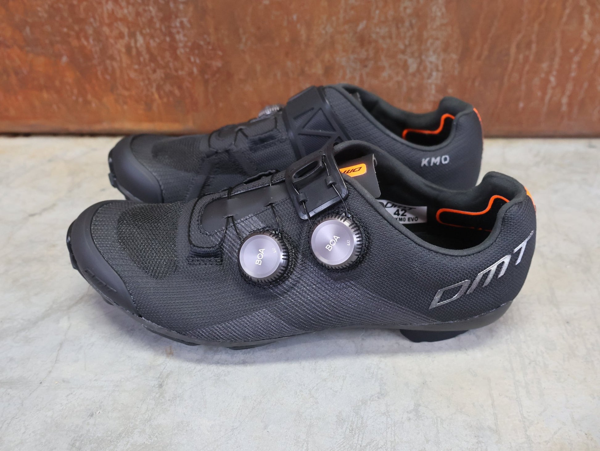 MTB - Herrenschuhe von Dmt, DMT KM0 EVO MOUNTAINBIKESCHUH / SCHWARZ / ANTHRAZIT / UNISEX vor USEDBIKES - OB.DE Hintergrund