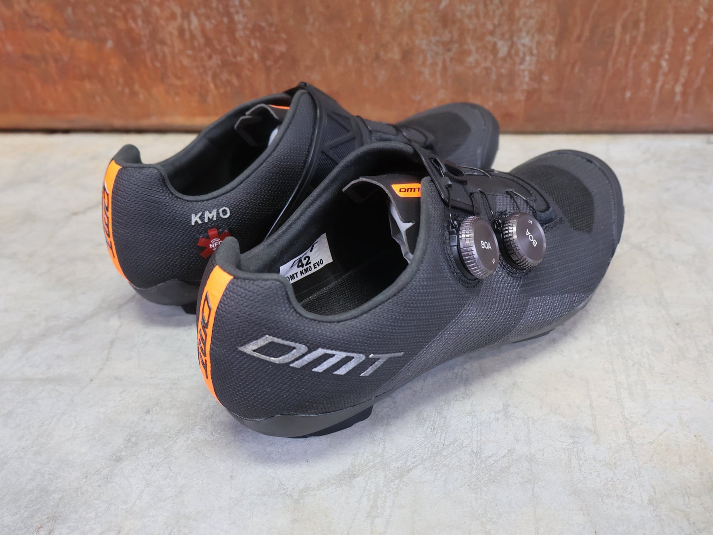 MTB - Herrenschuhe von Dmt, DMT KM0 EVO MOUNTAINBIKESCHUH / SCHWARZ / ANTHRAZIT / UNISEX vor USEDBIKES - OB.DE Hintergrund