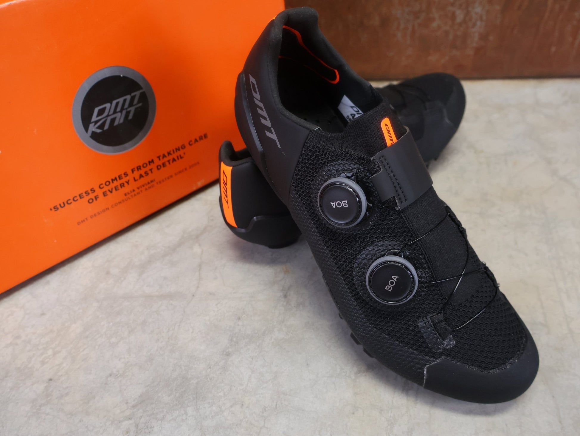 MTB - Herrenschuhe von Dmt, DMT KM0 EVO MOUNTAINBIKESCHUH / SCHWARZ / ANTHRAZIT / UNISEX vor USEDBIKES - OB.DE Hintergrund
