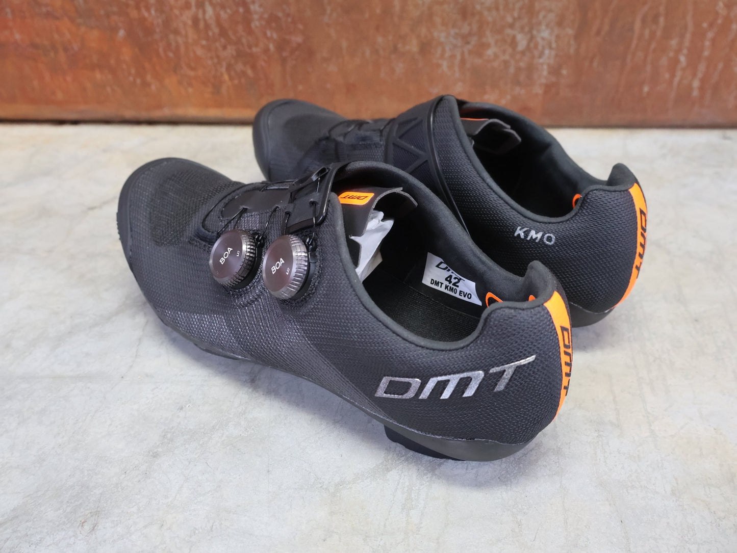 MTB - Herrenschuhe von Dmt, DMT KM0 EVO MOUNTAINBIKESCHUH / SCHWARZ / ANTHRAZIT / UNISEX vor USEDBIKES - OB.DE Hintergrund
